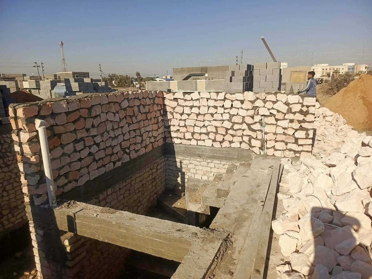 يوجد كادر بناء حلين الي يرد يتصل على هاذا الرقم *********** بي واتساب
