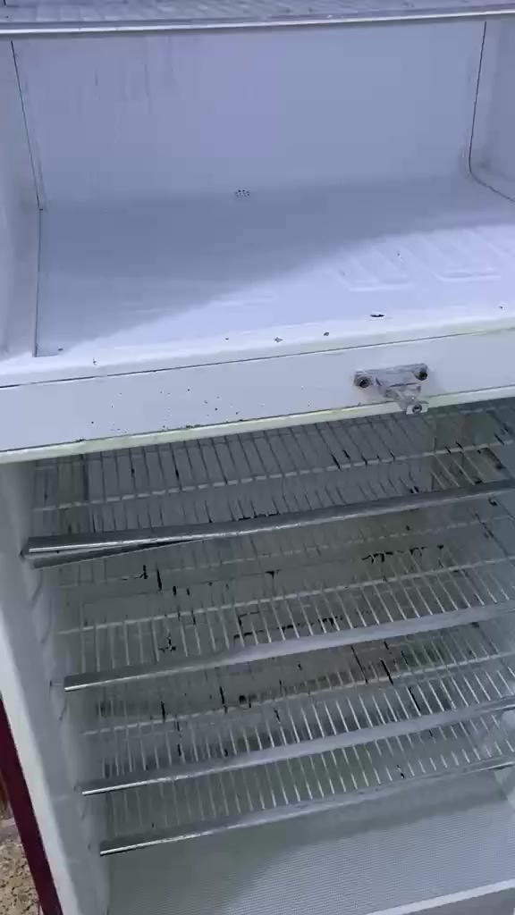 ثلاجه للبيع شغاله وعلى فحص بيها خياس من جوء سعرها 100وبيها مجال مكان بغداد البياع ***********مكلف بالنشر اتصل وتدلل
