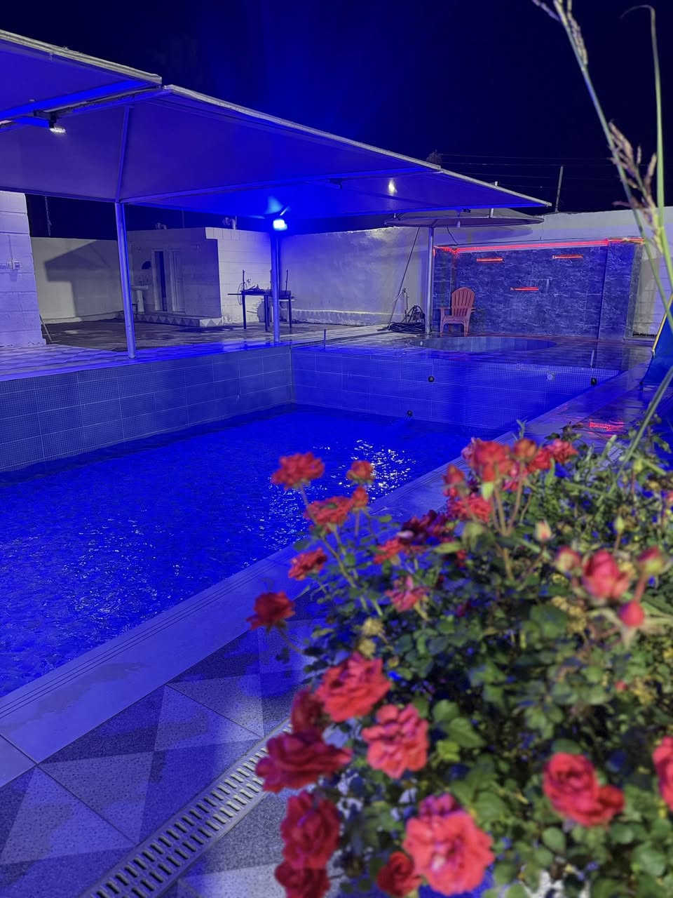 مساء الخير ع احلى متابعين 🔴🔴🔴
تستقبل مزرعه عشق حجوزاتكم  

العالب  الشباب بليارد فيشه منظده 
مجموعه العاب الأطفال 
حدائق عدد 2 
غرف عدد 2 
صاله + مطبخ مؤثث بالكامل 
جلسه عربيه خارجيه 
مسبح كبير 12×6 العمق من 150/ 180 
مسبح للاطفال 
مزرعه مكيفه كهرباء 24 ساعه
 ‭***********
