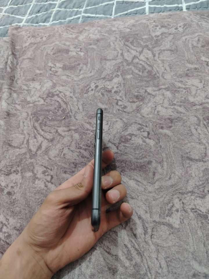 Iphone 11 دوو کامیرە ٢٥٦گیاگا دوو سیم تۆزی تەبع شاشەی ***********هەیە شاشە و پاتری گۆراوە سعر٢٠٠هەزار و مجال
