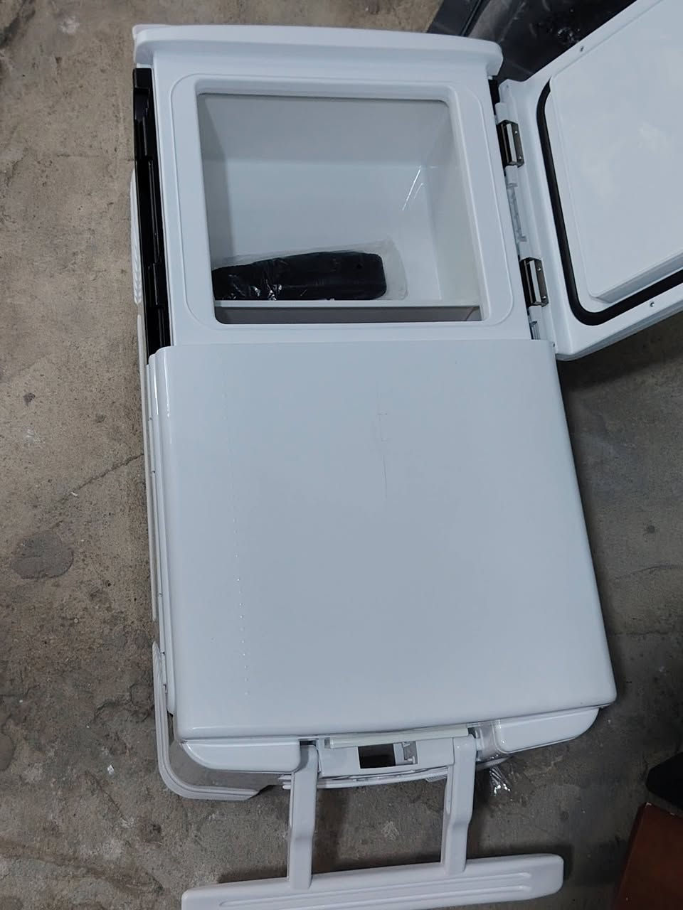 هذا المنتج عبارة عن صندوق تبريد (حافظة ثلج) مخصص للصيد والأنشطة الخارجية، بسعة 48 لتر. يتميز هذا الموديل بتصميم عملي يتضمن عجلات ومقبض لتسهيل الحركة، وهو مصمم للحفاظ على برودة المواد لفترات طويلة.
المواصفات والمميزات:

السعة: 48 لتر، وهي سعة كبيرة تكفي لحفظ كميات جيدة من الصيد أو المشروبات والأطعمة.

مواد التصنيع: يُصنع عادةً من مواد متينة مثل (PP+PU+PP) مع طبقة عازلة سميكة من رغوة البولي يوريثان لضمان عزل حراري ممتاز.

كفاءة التبريد: يمكنه الحفاظ على البرودة لمدة تصل إلى 5 أيام (أو 120-150 ساعة حسب الظروف).

سهولة النقل: مزود بعجلات خلفية مدمجة ومقبض سحب لتقليل الجهد أثناء الحركة.

تصميم مخصص للصيد: يتضمن ميزات مثل فتحات لتصريف المياه، وغطاء علوي قابل للإزالة لتسهيل التنظيف، وأحياناً فتحات هواء
الي يريدها يدخل خاص سعرها ١٠٠ وبيه مجال


**إذا كنت صاحب هذا الإعلان وتريد حذفه لأي سبب، رجاءا أرسل رسالة إلى الدعم الفني**