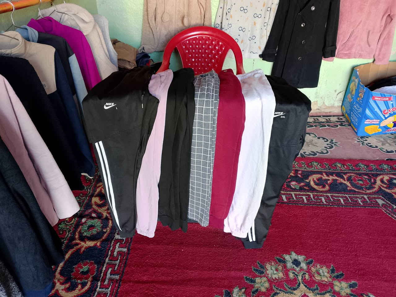 السلام عليكم 
بجايم رياضي السعر ٣٠٠٠
سويترات قياسات محير قطع حلوه ونضيفه السعر ٢٥٠٠
ترواكه فلس ٣٠٠٠
احذيه ب٨ فقط قياسات ٣٩/٤٠/٤١
الستاندات الخارجيه الاسعار تتراوح بين ١٠٠٠/١٥٠٠
العنوان /حي الربيع/السايدين 
***********
