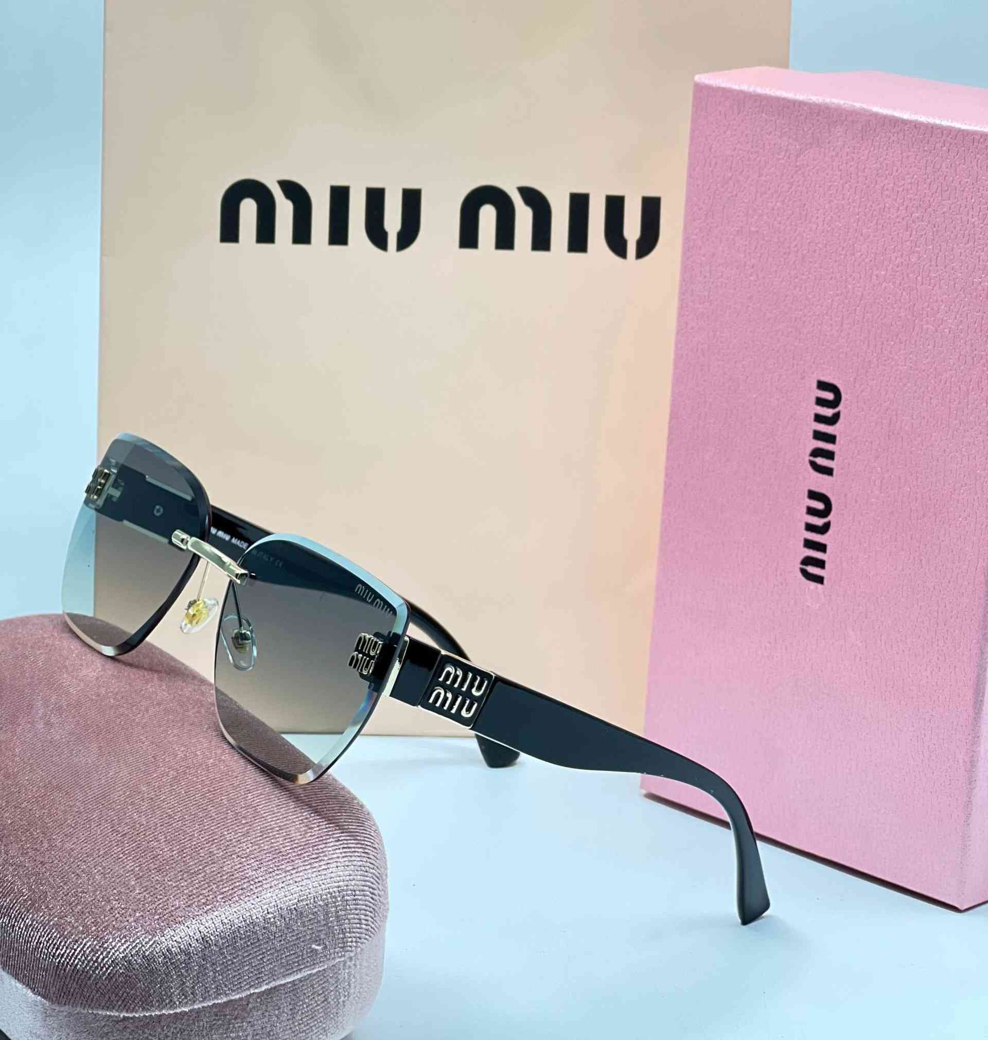دكةّ الساعچـي 🕶️⌚️
.
Miu Miu، الدار الإيطالية التي حولت النظارة من أداة إلى بيان أزياء. كل إطار يحمل روح الفتاة الجريئة التي تعرف ما تريد — بدون إطار يحدها، وبدون لوغو يصرخ، لأن الأصل يُعرف من بعيد.
.
📦 كل قطعة تجيك مع:
◽️ علبة Miu Miu الوردية الأيقونية
◽️ كيس مخمل مع بطاقة اللوغو
◽️ كيس التسوق الكريمي
.
متوفر الان لدى الساعچي 🕶️
للحجز والاستفسار دايركت او على الواتساب 📲
توصيل لجميع المحافظات 🚚
#العراق #reels #trending #viral #luxury.   دكّة الساعچي


**إذا كنت صاحب هذا الإعلان وتريد حذفه لأي سبب، رجاءا أرسل رسالة إلى الدعم الفني**