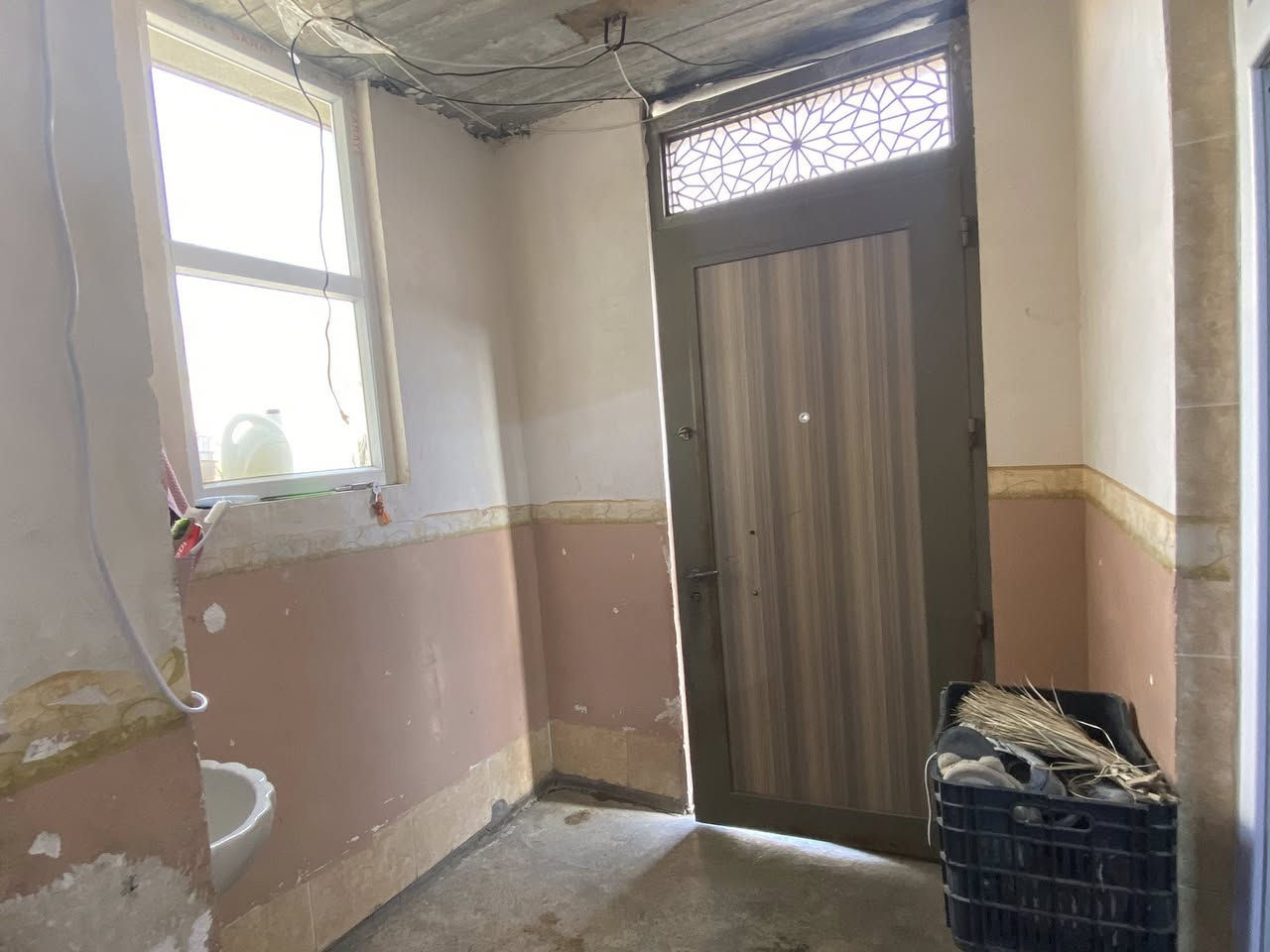 دار للبيع مساحتا 200 متر
(غرفه نوم_ هول _ و ستقبال _و صحيات داخل و خارج_ و كراج مال سياره) العنوان بنجا علي قرب هارون مول الاستفسار أو الاتصال ع الرقم*********** ال ***********

