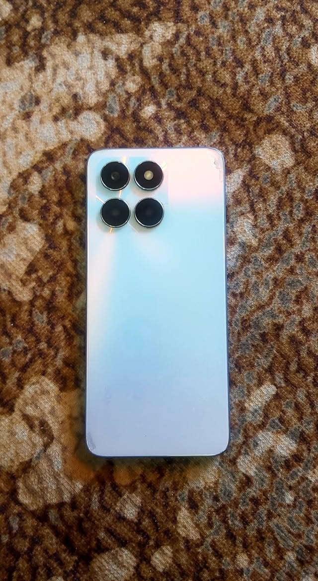 للبيع هونر X6 ذاكرة ١٢٨ج مكفول من اي خلل او عطل او تصليح او تبديل ولا مفتوح .. شرط الاتصال والشحن والتكنيك والكامرات.. السعر ٩٠ هاتف *********** الحسينية الجريخي
