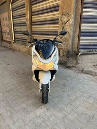 دراجه pcxجيل الاول  الدراجه  ياباني كفرات ابلاديهه رمبه موديل 2016,,,,...