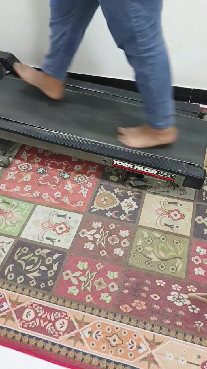 السلام عليكم جهاز جري للبيع شغال درجه وحده المنضومه مال سرع شايليه يعني سرعه وحده يشتغل واكو دكمه طفي وشغل من خلاله يتحمل وزن السعر 60 وبي مجال حك الجيه المكان حي التراث مال البياع *********** هذا بي واتساب *********** هذا مكالمه اسيا واكو مايسنجر
