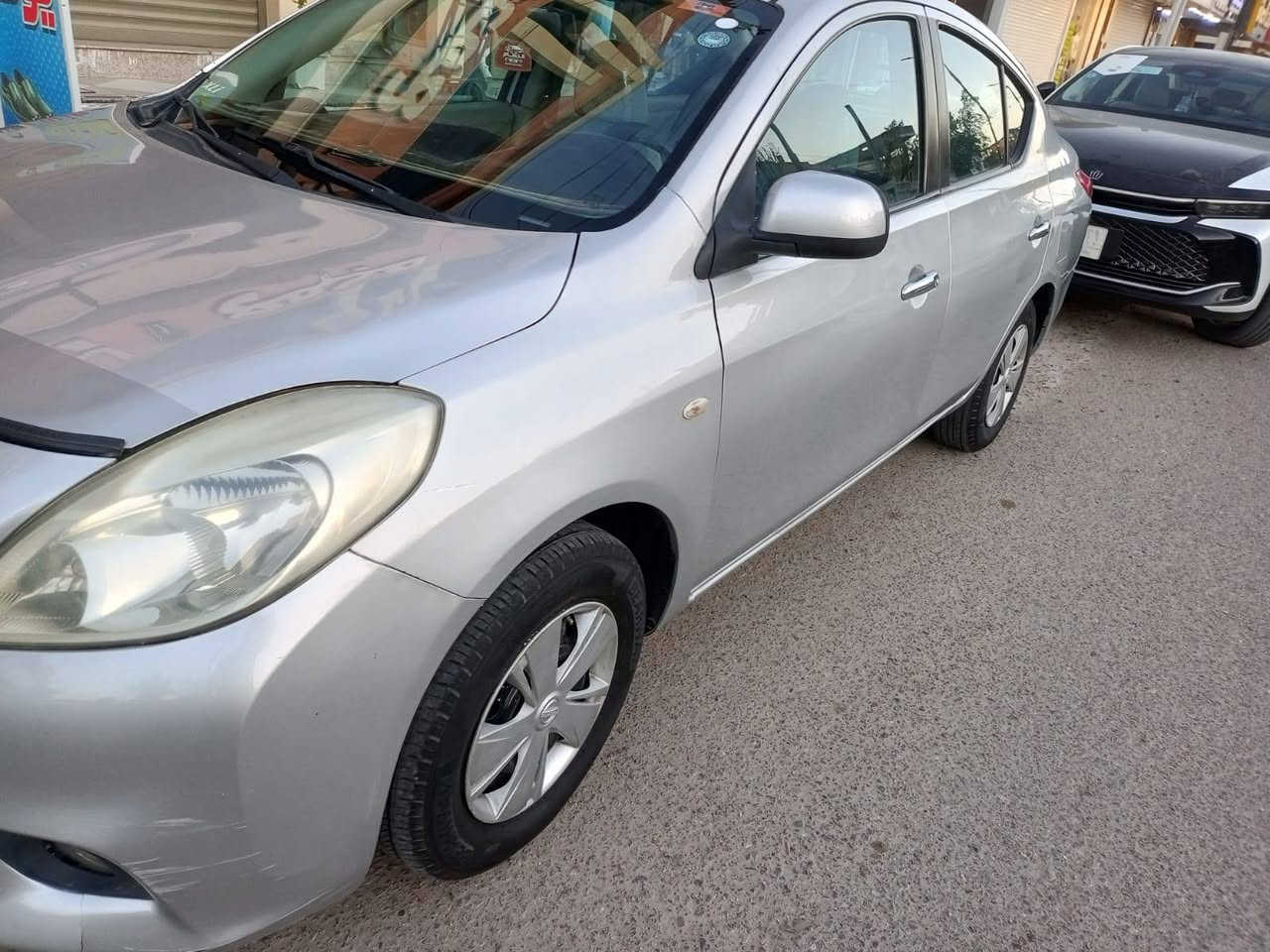 سني 14 هندي بليته زركه 
كير محرك حداديه فول 
تبريد دوشمه تخم تاير.
بيه قطعه ونص رش 
باب خلف سائق وجاملغ 
مراوس بكورلا ***********
