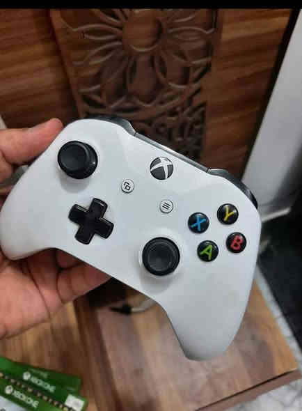 اكس بوكس ون معا يدة مال ون اس أصلية  كامل ملحقات سعره
معا حساب بيه جيتي اي فايف دائمية
*********** 
واحد تيره
