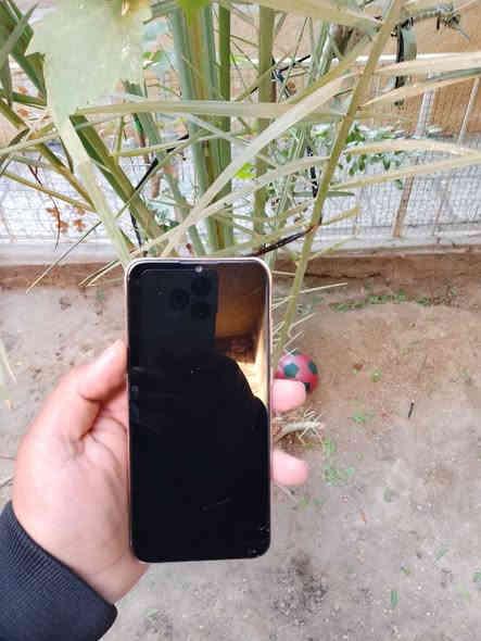 سعر بلاااش36قفل رقم***********
هو هاتف اقتصادي يتميز بشاشة كبيرة بحجم 6.09 بوصة مع نوتش، يعمل بمعالج MediaTek Helio A22، ويأتي بـ 2 جيجا رام و 32 جيجا تخزين (مع وجود نسخة 3 جيجا رام/64 جيجا). يمتلك كاميرا خلفية 13 ميجابكسل، وكاميرا أمامية 8 ميجابكسل، وبطارية 3020 مللي أمبير، ويدعم بصمة الإصبع خلفية ونظام تشغيل أندرويد 9 (باي) مع واجهة EMUI 9.1، ويدعم شريحتين اتصال مع ذاكرة خارجية.
المواصفات الرئيسية:
الشاشة: 6.09 بوصة، IPS LCD، بدقة HD+ (720 x 1560 بكسل).
المعالج: Mediatek MT6761 Helio A22 (رباعي النواة 2.0 جيجاهرتز).
الذاكرة: 2 جيجا رام و 32 جيجا تخزين داخلي (أو 3 جيجا رام و 64 جيجا تخزين).
الكاميرا الخلفية: 13 ميجابكسل، فتحة عدسة f/1.8، مع فلاش LED.
الكاميرا الأمامية: 8 ميجابكسل، فتحة عدسة f/2.0، مع فلاش LED.
البطارية: 3020 مللي أمبير (غير قابلة للإزالة).
نظام التشغيل: أندرويد 9 (باي) مع EMUI 9.1.
البصمة: مستشعر بصمة خلفي.
الاتصال: يدعم شريحتي اتصال Nano-SIM، 4G LTE.
المميزات الإضافية: راديو FM، مخرج صوت 3.5 ملم، تصميم شاشة قطرة الماء (Dewdrop).
الأبعاد والوزن: 156.3 x 73.5 x 8 مم، 150 جرام.
الألوان
