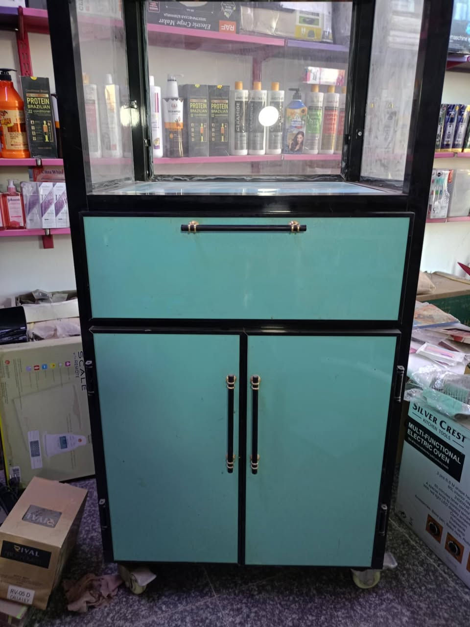 اللهم صل على محمد وآل محمد
كاونتر جديد للبيع   غير مستعمل بس متروك داخل المحل

الطول 2 متر  و 10 سانتيم
العرض 70 سانتيم
يحتوي على مجر وطلاكتين باب و على أربع تايرات
لون فستقي
العنوان الديوانية الاسكان
الشراي يتفضل خاص


**إذا كنت صاحب هذا الإعلان وتريد حذفه لأي سبب، رجاءا أرسل رسالة إلى الدعم الفني**