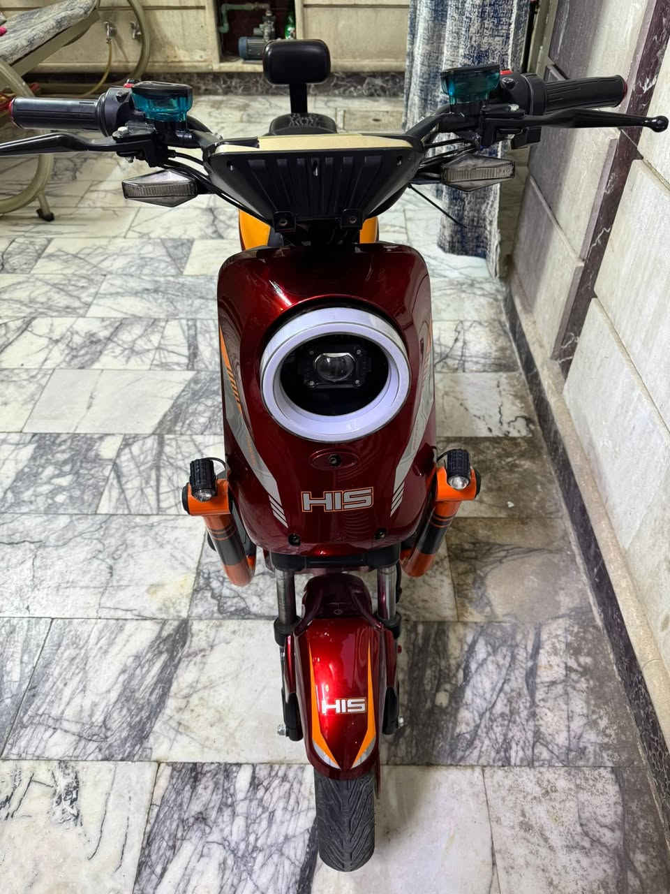 السلام عليكم دراجه شحن  900X بوكسر ام الصندوك البنص نضيفه اخت الجديده فول مواصفات سويجات 2 بصمات 2 وشاحنه الاصليه مالته وسله أماميه وجفايات القدم ولايت عالي ناصي ورماش اشاير يمنه يسره وقفل الستيرن مانع سرقه انذار وبصمه تربط على التلفون تشغيل وطفي وباقي المواصفات دراجه مكفوله من كلشي رايده ب 450  العنوان 📍بغداد  الشعله للإستفسار ***********
