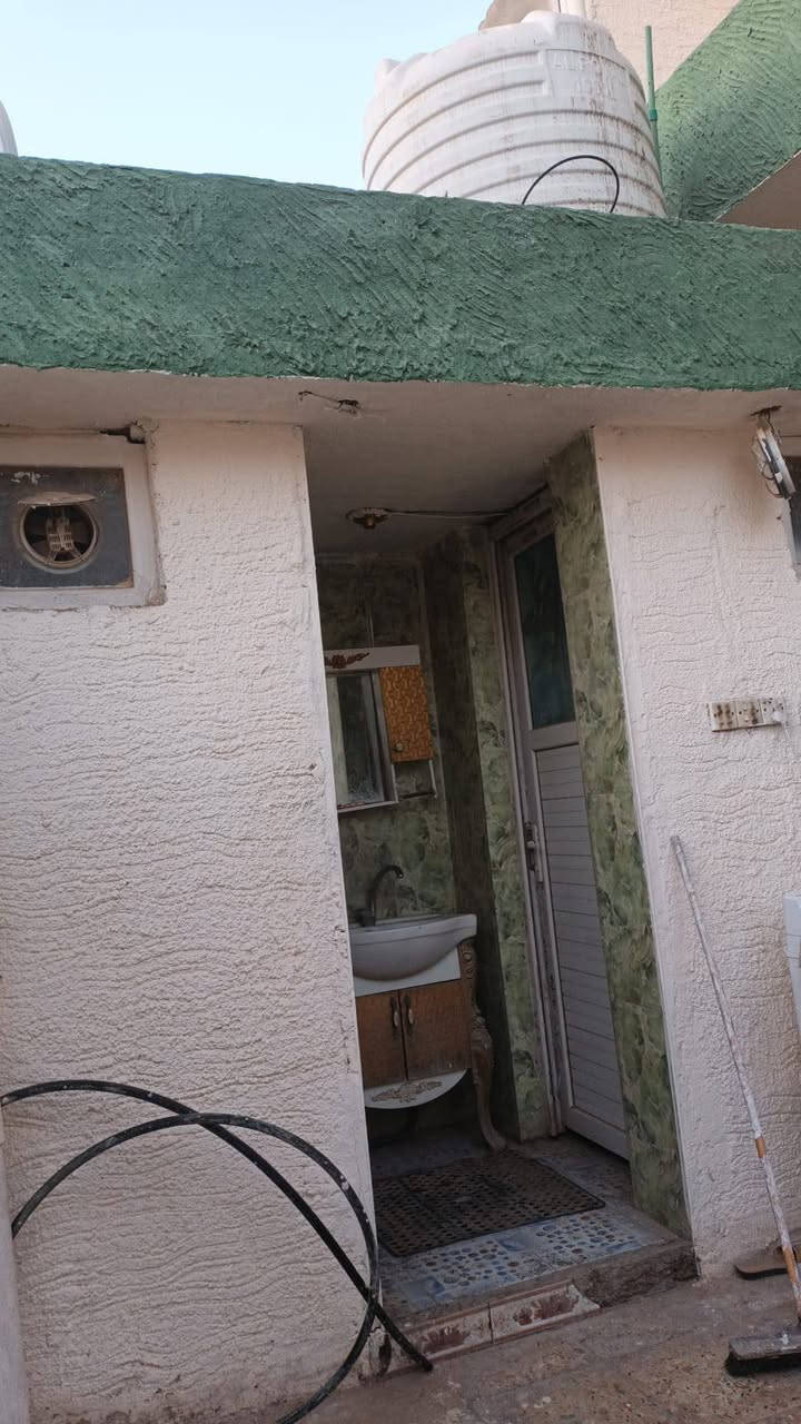 بيت للبيع بمنطقة شارع 80 بضهرة الشارع مباشرة  مساحة ١٥٠ متر واجهة ٥ متر ونزال ٣٠ متر يتكون من  ٣ طوابق يحتوي على صالة و ٦ غرف نوم ومطبخين و٣ صحيات داخلية وخارجية وطرمة وهول ومنور سقف الطابق الثالث ساندويتش ومن الداخل سقف ثانوي للاستفسار خاص او  التواصل على الرقم ***********
