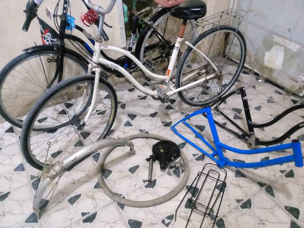 السلام عليكم بايسكلات اثنين للبيع 2 وغراض بايسكلات تعميره مرتبه اللي يحب يتواصل وياهى ابيع طقه واحده كلهن 125 مجالها قليل مكان النجف كل الغراض مع البايسكلات


**إذا كنت صاحب هذا الإعلان وتريد حذفه لأي سبب، رجاءا أرسل رسالة إلى الدعم الفني**