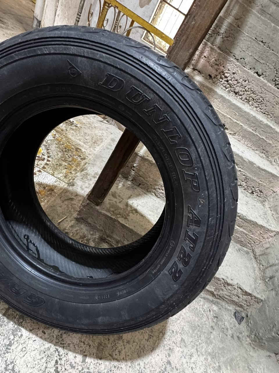 السلام عليكم /اطارات مستعمله للبيع نضافه نص عمر 225/65R  17 + اطار واحد دلوب يباني ينشد عل لاندكروز 
السعر ٧٥     ***********
