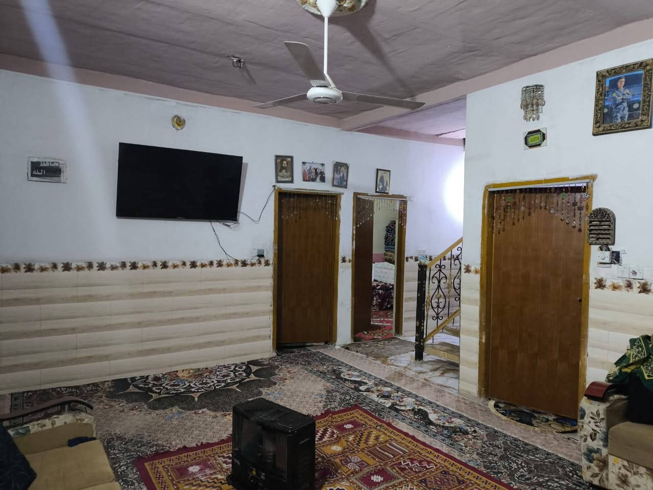 سلام عليكم بيت اللبيع
340متر يحتوي ع 3غرف نوم 
وصاله ومطبخ وصحيات ومظيف 
السعر 57مليون $بيه مجال 
 المكان بابل القاسم السعيدي 
***********
