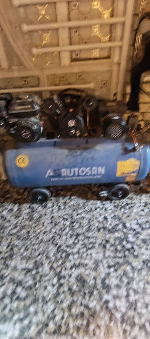 كمبريسر جديد صار شهر ماخذه
جك ٣ طن
كوسر ثابته ميز تسكام 
ادرين وصونده هوا ومسدس هوا
منكنه 
للبيع ميسان الجمعيات ***********
