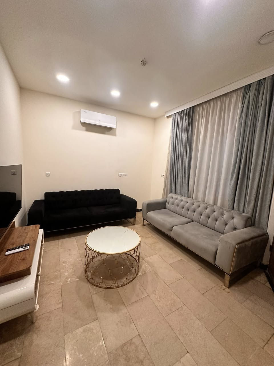 شقة مؤثثة ديلوكس في الداودي 
صالة مطبخ وغرفتين نوم 
ب٩٠٠$ عوائل - اجانب
***********
