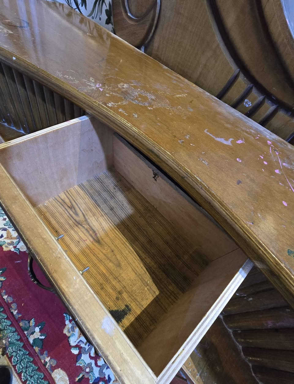 ميز تواليت مستعمل بحالة جيدة للبيع في العراق. يحتوي على خانات وجرارات ومرآة بحالة ممتازة. السعر هو 120 ألف دينار عراقي وقابل للتفاوض. للاتصال، الرجاء الاتصال على الرقم ***********. الزبير, البصرة
