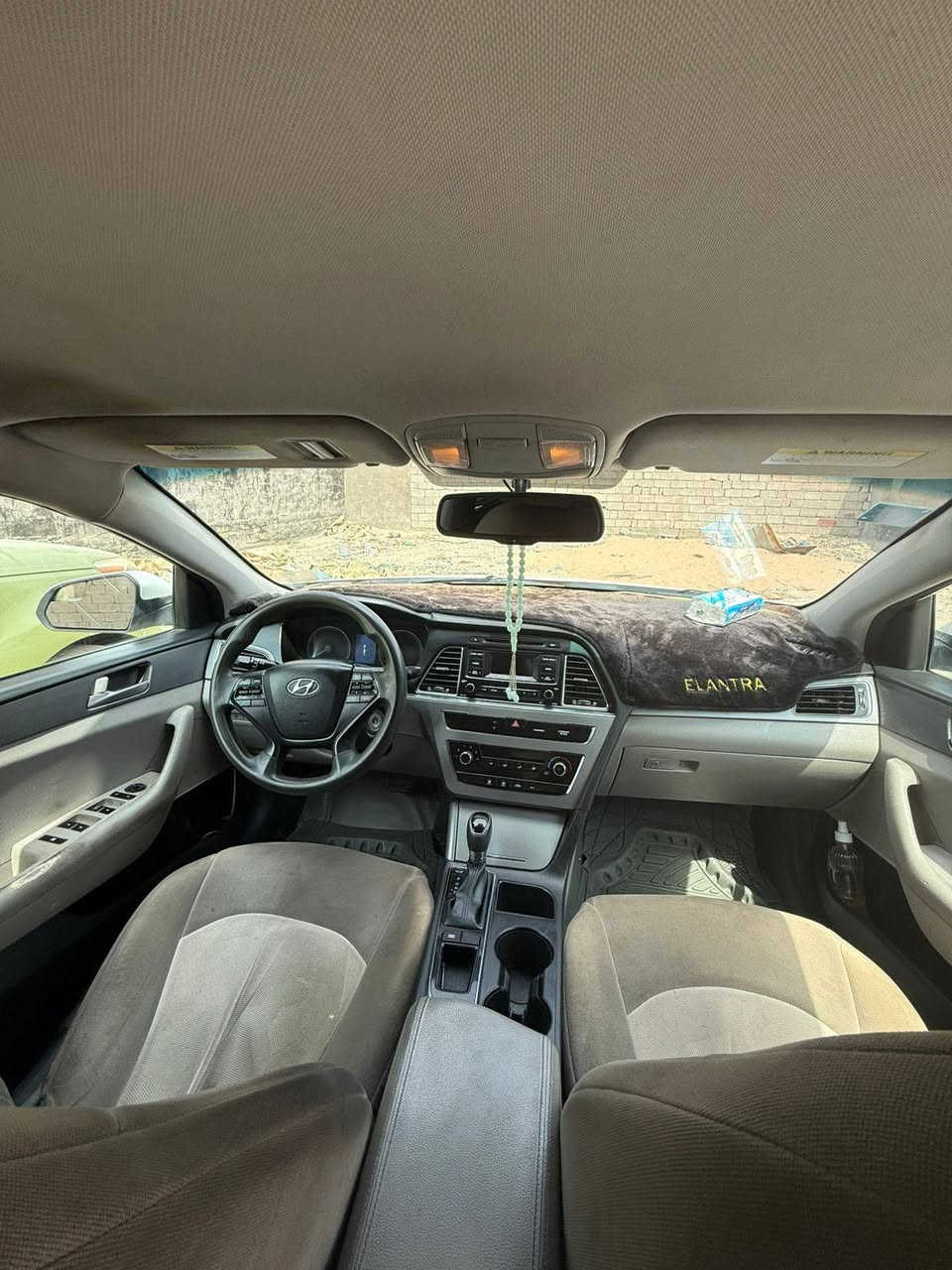 السلام عليكم سيارة سوناتا للبيع موديل 2015
وارد امريكي ضربه خفيفه بس بنيد وراجع بارد 
وبيها بارد جاملغ الامامي شبر كير محرك كفاله 
بعد اي نقص ما بيها للاستفسار الاتصال ع رقم 
***********
