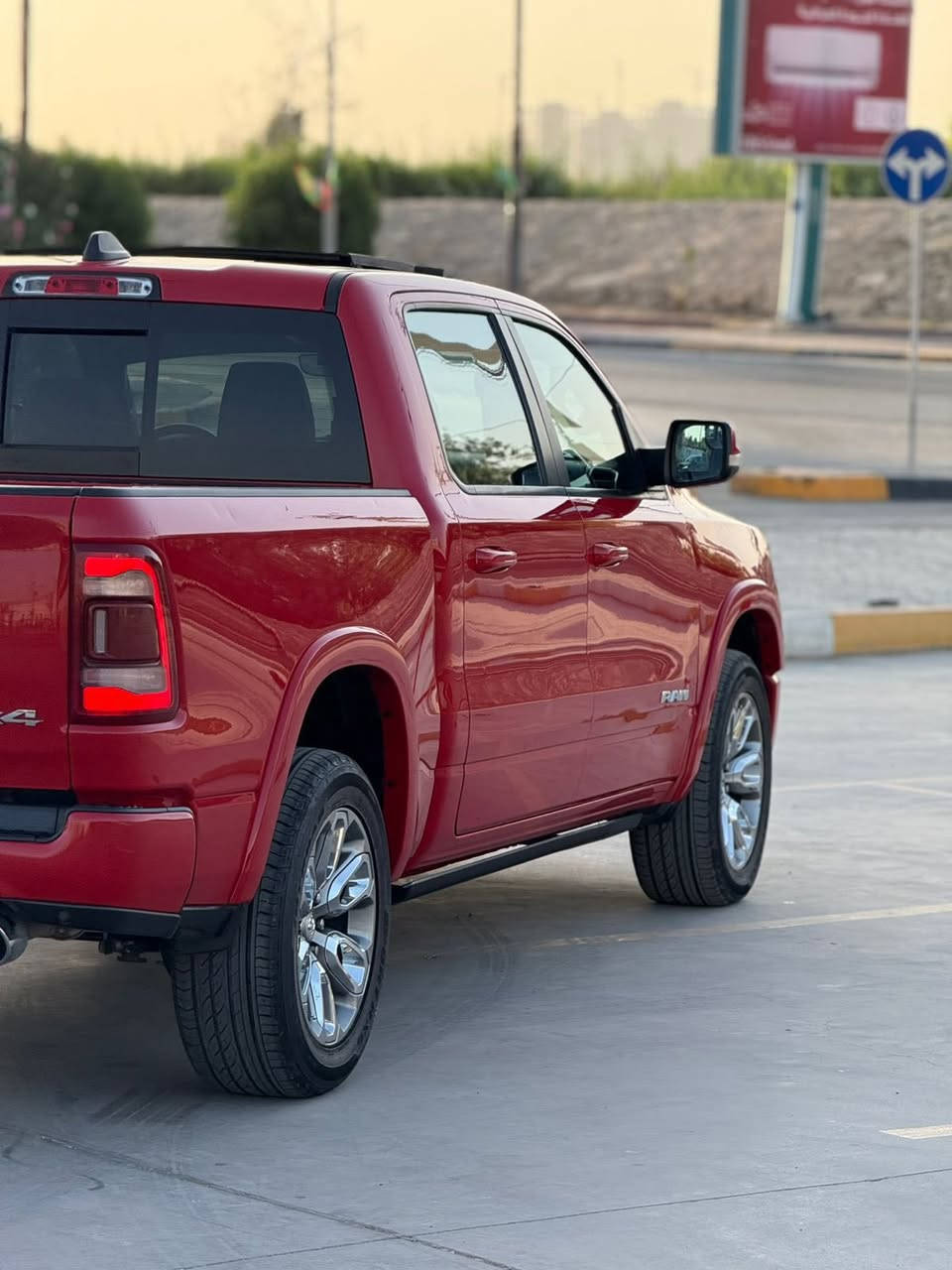 السلام عليكم
رام 2022 لارامي وارد امريكي 
باب طويل بدي قصير المرغوب
صور الحادث موضح كدامك بالمنشور فقط دعامية 
البنيد مصبوغ وحافات الجاملغات 
بيهة كفر بدي 
گير ومكينة بلادي 
1. مكينة 8 سلندر 5700 
2. كشنات جلد تدفئة تبريد
3. كشنات تدفئة وتبريد 
4. مري شفط كهرباء مع خاصية التسخين والتعتيم
5. تشغيل عن بعد
6. صندوك كهرباء
7. خزن ذاكرة للكشنات
8. دوسات كهرباء
10. سكليتر والبريك كهرباء
11. شاشه تيسلا
12. ستيرن تدفئة
13. شاحن لاسلكي
14. حساسات امامية خلفيه
15. منظومة زينون بلادي
16. رادار تحذر ونقطه عمياء

مكاني بغداد الامين الثانية 
السعر 335 ورقة 
***********
