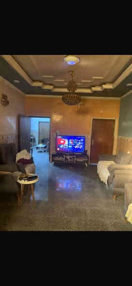 السلام عليكم بيت للبيع 200 متر ‏￼مؤثث طابقين والطابق مفصول بدرج خاص بي 5 غرف و4 حمامات كل طابق بي مطبخ وصالة وقريب على القناة وعلى 3 شوارع 

للاستفسار: ***********
