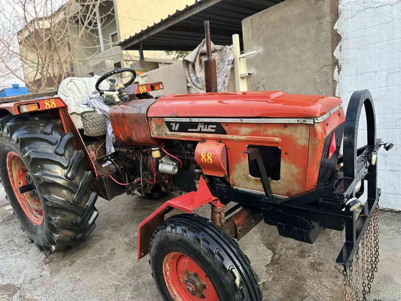 تراکتۆر مۆدێل ٨٨
هەموو گیانی بەشەرتە تایەکانی نوێیە گزۆز بیلادیە لەسەر دەقی بیلادی ماوەتەوە ڕنگی بیلادیی خۆیەتی لەپێشیی هەتا پشتی بەشەرتە نوقستانی تیانیە بەس ئەو دەعامیەی لەگەڵ نیە  ٦٠ گەڵاو مەعامەلەیکی برایانەی تێدایە ڕەقەم تەلەفۆنیش ***********
