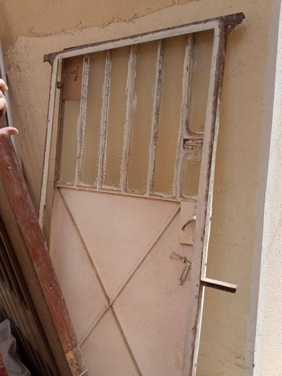 السلام عليكم ورحمه الله وبركاته.. يوجد لدينا اربع شبابيك سعر الشباك الواحد ١٥٠ الف 
باب خشب مدخل رئيسي هو والجرجوبه.. ٢٠٠ الف... باب حديد مطبخ ١٥٠ الف 
العنوان.. ناصريه


**إذا كنت صاحب هذا الإعلان وتريد حذفه لأي سبب، رجاءا أرسل رسالة إلى الدعم الفني**
