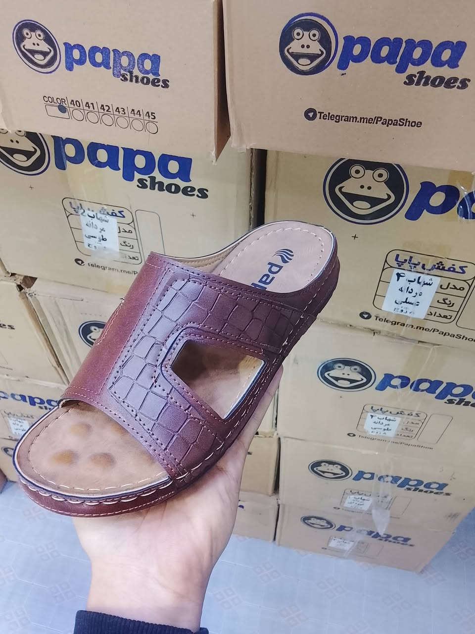 شحاطات بابا مخيط سعر القطعه 4500الكارتون 8 قطع 36الف متوفر خدمة توصيل بصرة وكافة  محافظات العراق راسلني خاص ادزلك كل موديلات ***********
