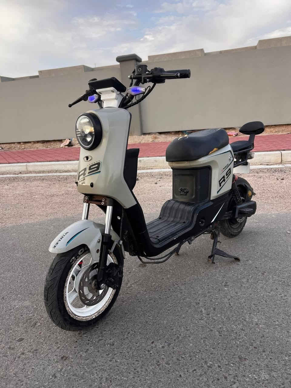 دراجه شحن R9دراجه كلشي بيه شغال باتريات جدد قبل شهر امبدلهن 22ابير الملف 1500دراجه جاهزه ونضيفه السعر 350وبيه مجال قليل لشراي مكاني البصره الصمعي الجديد مقابيل الموفقيه التواصل ***********
