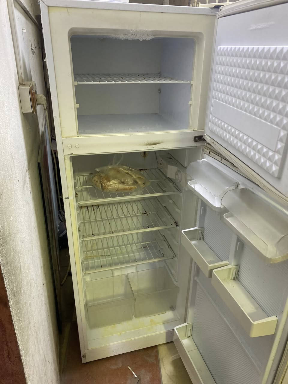 ثلاجه شغاله نظيفه  ***********
