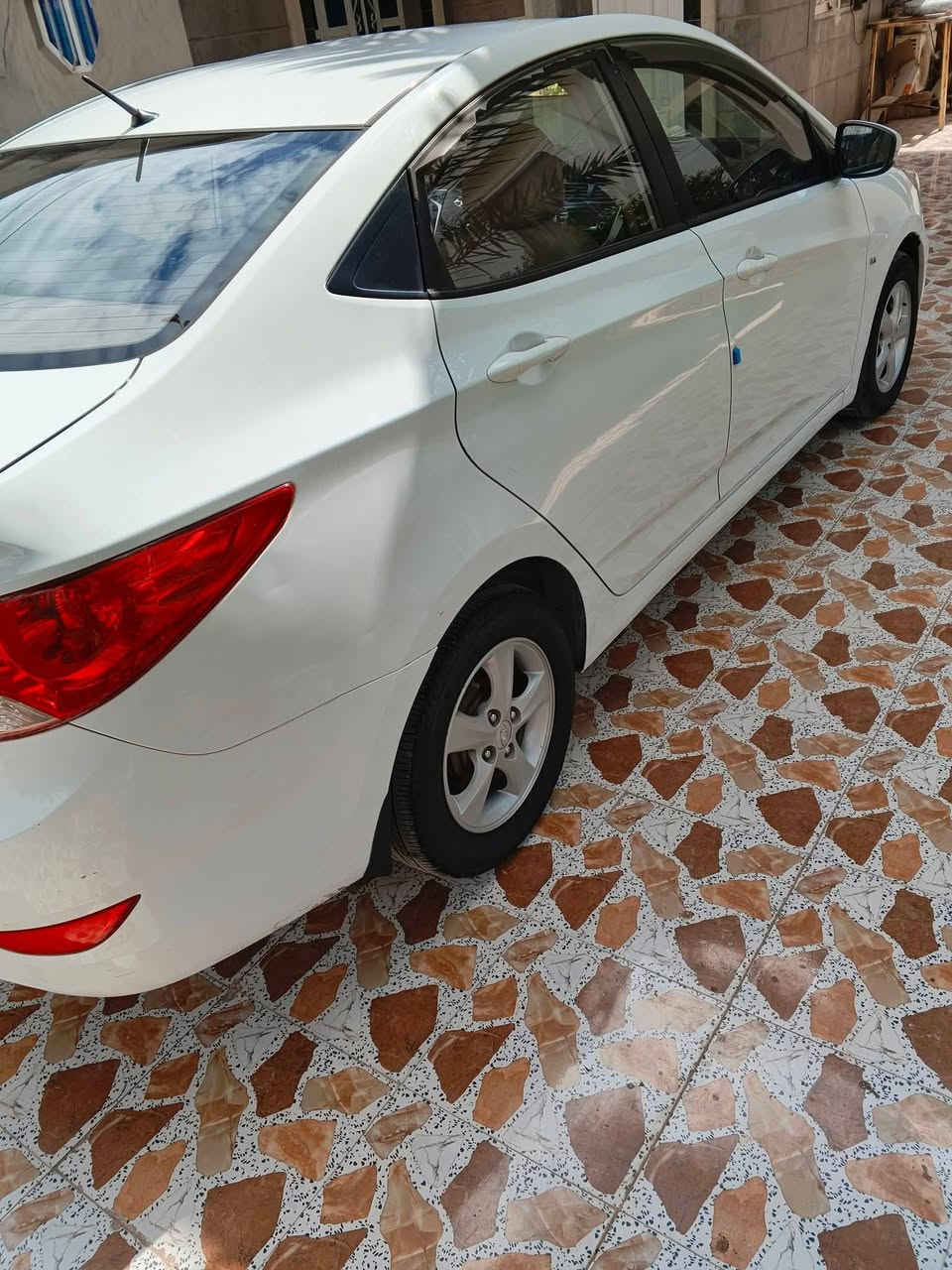 السلام عليكم
اكسنت 2013 خليجي 
محرك 1,6 
تبريد + تدفئه مكفول 
كير اوتماتيك 
كير سبورت 
محرك وكير مكفولات
الرقم انكليزي 
السنويه جديده 
تايرات جدد 
داخلة هزة جديد قبل 4 أيام يعني صدر + حداديه مكفولات 
السياره بدون ضربه فقط الموضح في الصوره في البنيد ويوجد بارد في باب السايق تجي وتشوف 
بغداد الغزاليه 
رقم الهاتف ***********
