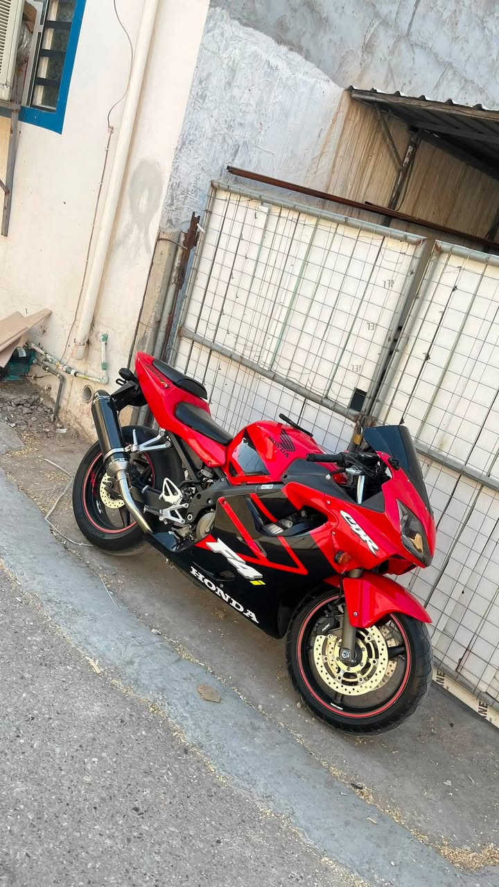 F4i 2004
الدراجة جديدة جديدة بمعنى الكلمة نازلة من معرض معروف وماطالعة سفرات ولا معسعسين بيها 
كير ومكينة كفالة بس للامانة بيها نقوصات بسبب البانزين بس كفالة المكينة والكير ممشى الدراجة 46 الف  سعر الدراجة 30 ورقة قفلل مكان الدراجة ديالى بعقوبة ***********
