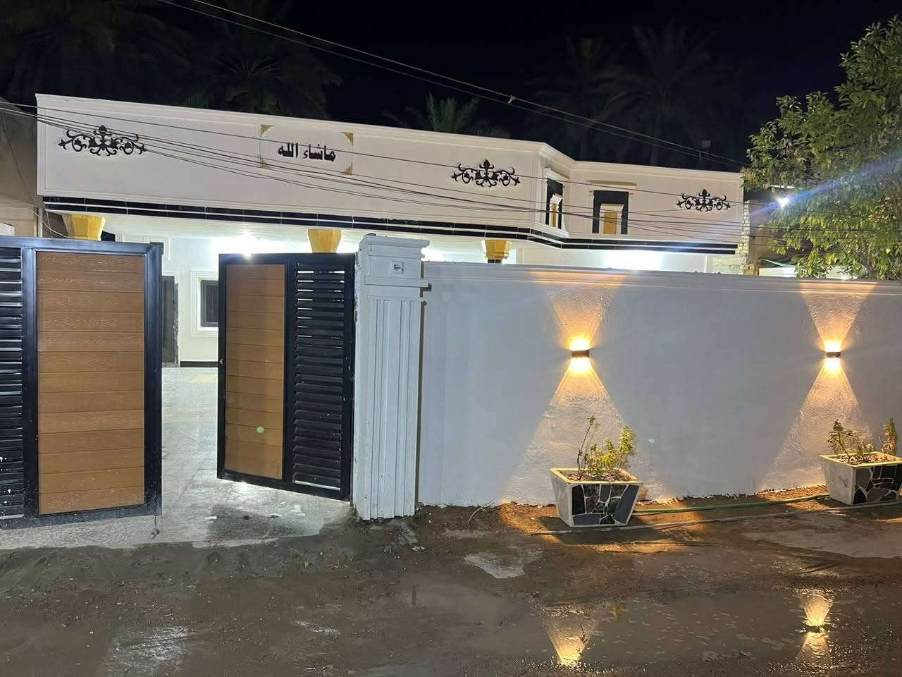 سلام عليكم  دار للبيع مساحه 350 متر يحتوي على غرفتين نوم استقبال مطبخ صحيات  خارجيه وداخليه هول كبير كراج كبير وحديقه
العنوان الراشديه منطقه الواحه الخضراء البحياة بفرع اسواق 
ابو عمر ابو الجمله بسعر مناسب 
للاستفسار /***********
