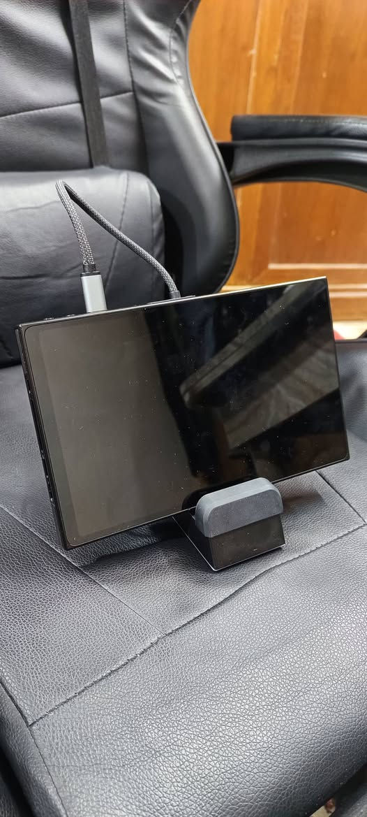 Lenovo Legion Go
512 SSD
16 GB 
144 Hz ips 2k
وياه ملحقات توصيلة مال يدات ويه التحويرة مالتة تكدر تربط كيبل LAN للانترنت وكيبل HDMI وية منفذين USB-C 3.0 وياها مروحة للتبريد كل القطع موجوده بالصورة والكراتين كلها موجوده.
الجهاز استعمال 3 اشهر.
الجنطة مالته موجوده بس ما طاكلها صور
سبب البيع اريد اجيب الاصدار الاعلى منه Lenovo Legion Go 2
مكاني بغداد الدولعي

سعره كامل 975,000 دينار

*********** موجود واتس اب او ماسنجر
