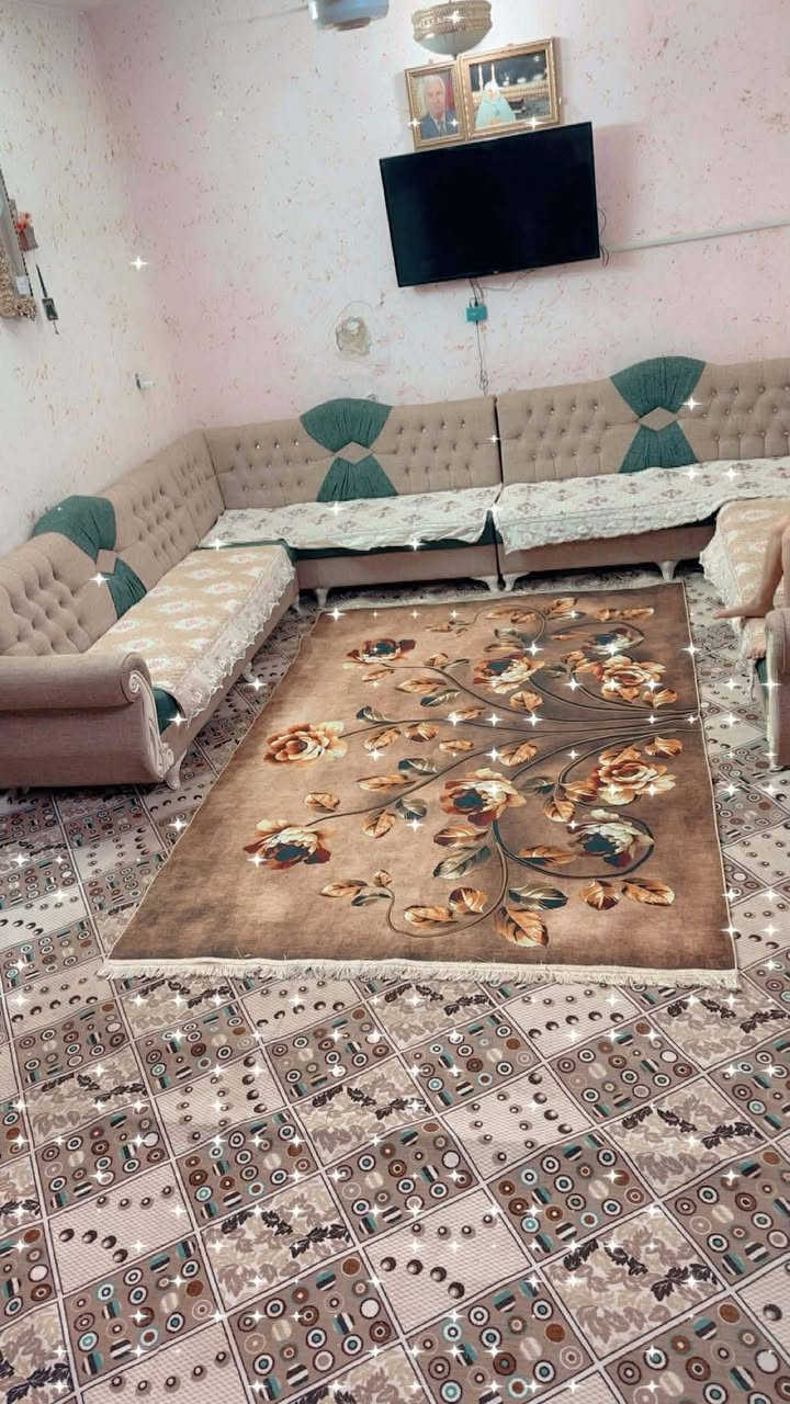 موجود حاليا بيت حي الصدرين المساحه 200 متر طابو زراعي سند 25
كامل من كولشي 
غرفتين نوم وصاله وهول ومطبخ وحمام داخلي وصحيات خارجيه 
اضافه هديه غراض كامله 
منظومه الكاميرات 
سخان 
ماطور 
ديوان جديد لأن تفصال مسوي 
مراوح عدد خمسه 
غرفه نوم تركيه 
السعر 115
ومراوس هم اراوس 
العنوان البيت بصف المختار ثاني فرع وخامس بيت عن الشارع ..
وهذا رقمي 
***********
