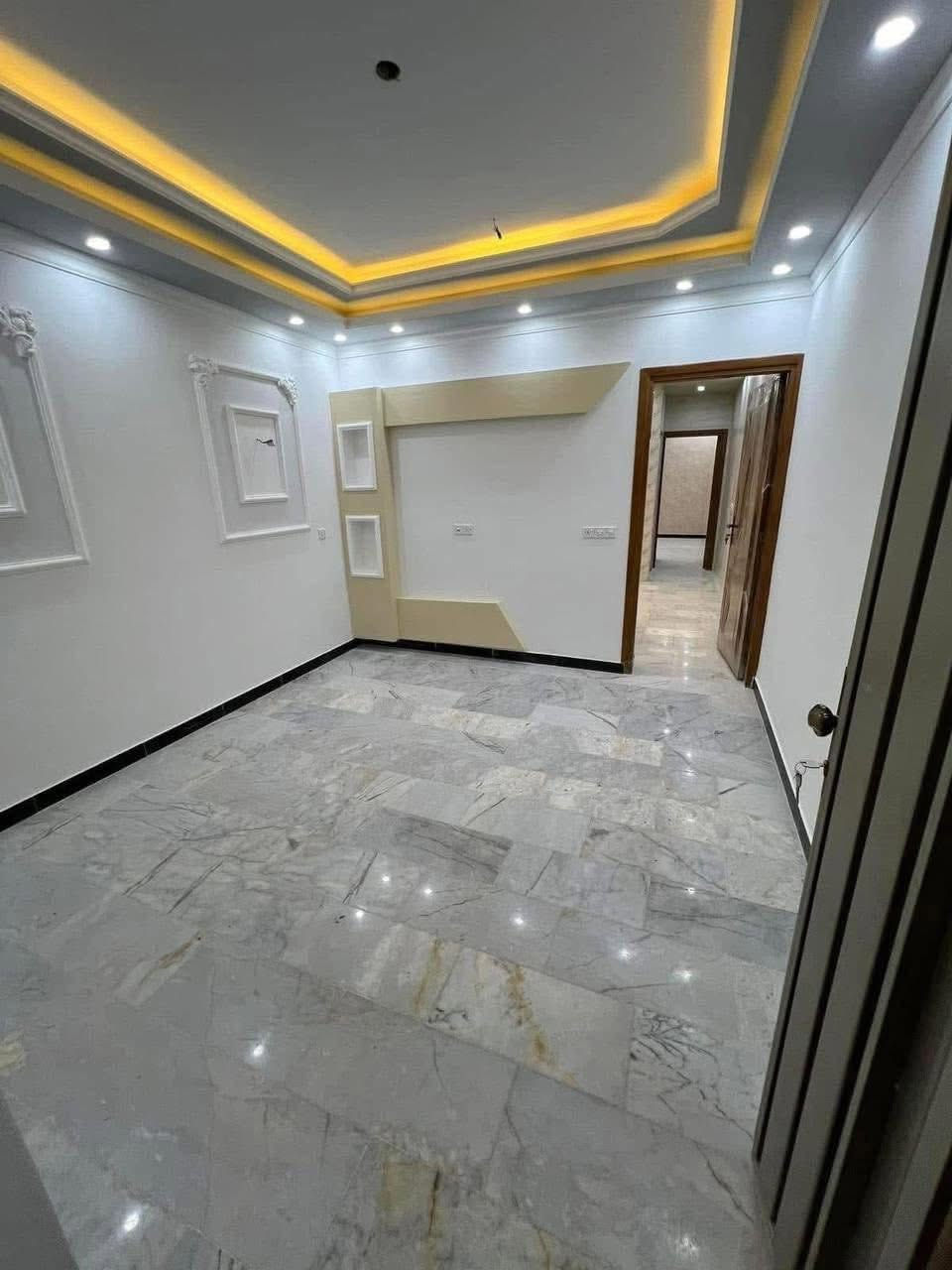 السلام عليكم
مشتملات تونات للبيع

📍 الموقع: البنوك – التربيه فرع مثلجات الصفصاف

▪️ واجهه ٤ م
▪️ نزال ١٦ م

✨ التفاصيل:
كراج – استقبال – مطبخ – منور – خدمات – غرفة نوم
الطابق الأول: غرفتين نوم مع خدمات

✔️ ارضيات مرمر
✔️ واجهة مرمر

للاستفسار اكثر مراجعة مكتب الهدف للعقار 
البنوك شارع الكنيسه باتجاه الجسر مجاور مكوى ريحانه
📞 ***********
