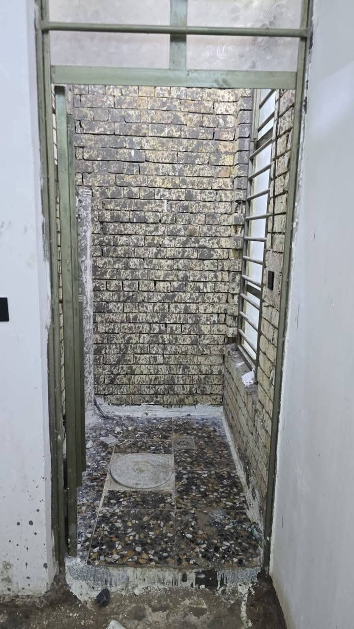 سلام عليكم يوجد بيت جديد هسة مكمل بنيان بي 3غرف وصلة وستقبال وحمام وتوليت خارجي ونور لبيت كامل من كلشي لبيت مقبيل لقاعدة مال رشاد منطقة جديدة قرب لورفلي ملا حضة لبيت عادي تكعدون بي مدي طويلة 
***********
