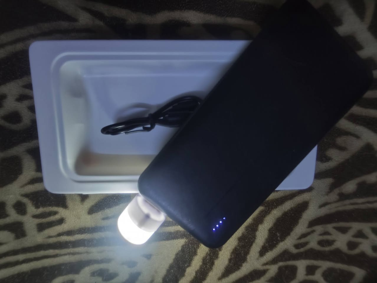 السلام عليكم شاحنه موبايل 📱 بور بانك للبيع مستخدمه 9 ساعاة فقط رقم 📱 ***********
