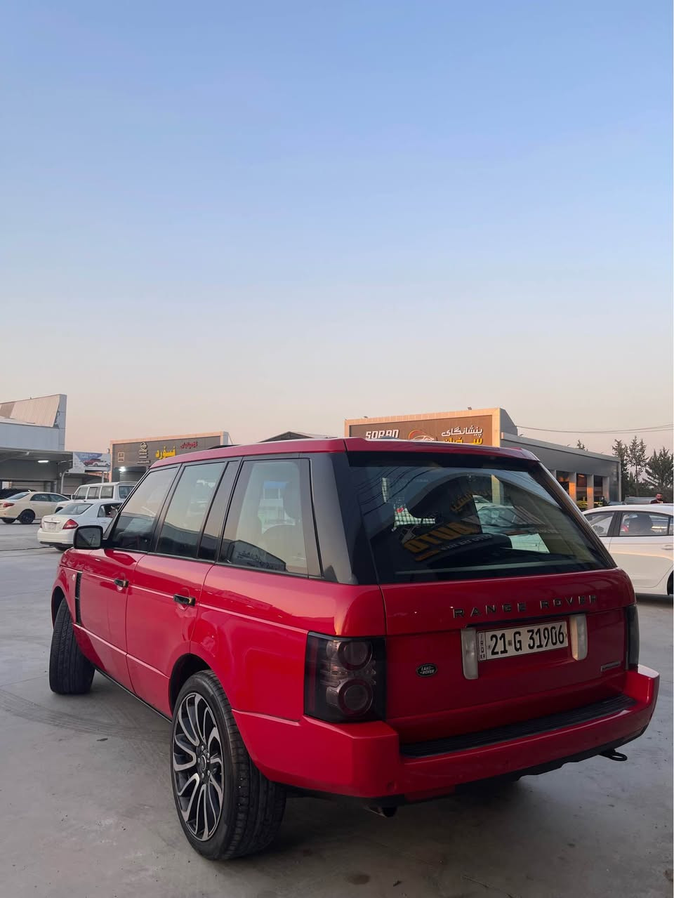 range rover 2009  vog 
فول فول مواسەفات 
مەکینە V8 سوپەر 
رەنگۆراوی دوبەی بی ناو بی دەعم و لیدراو 
گیر و مەکینە و دەبل ئەکسل بە شەرت 
فول فول مواسەفات   
قوفلی ٨٨ گەلایە 
***********  وەتسئەپ ڤایبەر 
لە سلیمانیم السليمانية, العراق
