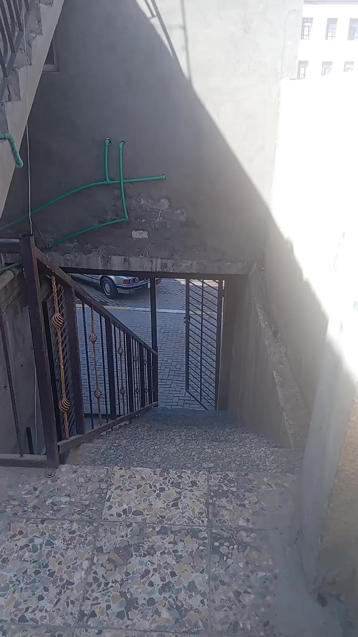 شقه للايجار شارع البداله طابق ثاني غرفه وصاله وخدمات ٣٠٠ ألف دينار الاتصال على الرقم *********** و*********** تحياتي لكم
