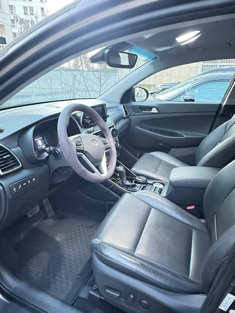 السلام عليكم هيونداي توسان 2020 للبيع فقط السعر 175 بيها مجال بسيط وارد امريكي طختها بسيطه برفاهيه المواصفات اللون الجوزي الميتاليك مطعم بالتيتانيوم🏴‍☠️🖤
(على وضع الشركة  وياها طبعا
 بصمات عدد 2 
المواصفات ✨✨
_كاميرات محيطيه عدد 4 📹
_ وفتح لمس
* نظام صوتي فاخر من انفنتي ودمام وشحن وايرليس 
* مكيف هواء أوتوماتيكي مزدوج المناطق.
_رادارات درجه الكترونيه وتلقائية 📡🔕🎥
-  نظام الحمايه العام🚨 🆘
- نظام كار بلي واندرويد اوتو الجديد
-كشنات 💺ملكي الجلد الاسود الفاخر 🤍مع تحكمات كهربائية للكشنات مع التدفئة بالكشنات 
-بصمة لمس صندوك كهرباء وفتح وغلق عبر البصمه
– سيارة رياضية رزانه واقتصادية جداً دفع أمامي قياسي،
-نظام التوجيه الذكي عبر صوت السائق وقيادة ذاتية واتو هولد 
أنظمة الأمان
* نظام مساعد تفادي الاصطدام الأمامي.
* نظام البقاء في المسار.
* نظام مراقبة النقطة العمياء.
* تنبيه حركة المرور الخلفية والاماميه والجانبية
* مثبت سرعة ذكي متكيف بالنظام الجديد 
* نظام مراقبة انتباه السائق 
* ملاحظة بعد هوااااااي مواصفات مذكرتها
ضرر السيارة / قطعتين جاملغ وباب فقط طخه بسيطه جداً
ارضيات كتلوكات سبير عدة ( كلهن بعدهن شركه ممفتوحات) 
– لايتات امامي عدسات ليد ابيض وخلفي لدات بلادي شركة مع حاجب نهاري 
 – مرآة وسطية تعتم الضوء 
 قطعتين تبريد امامي وخلفي مكان السيارة بغداد الدورة رقم الهاتف *********** السعر 175 بيها مجال بسيط
