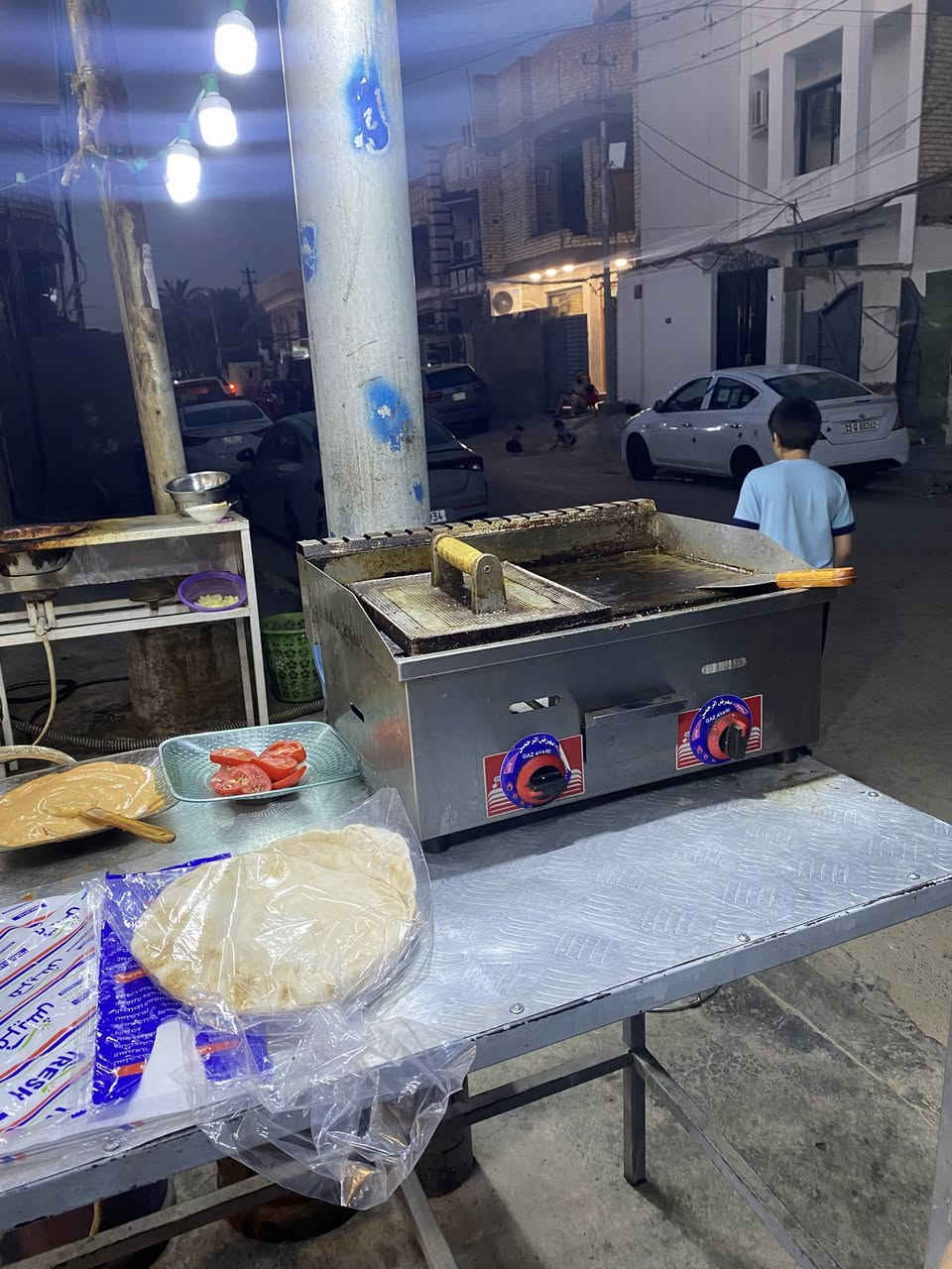 غراض مطعم البيع 
عارضه عموديه تبريد فول نضافه نص ونص سعر ١٧٥ 
شوايه بركر سل ستيل اصليه نضافه فول سعر  ١٥٠ 
جام خانه فلافل كبيره ونضيفه كلش. سعر  ١٧٠ 
طباخ فلافل وميز ثرم وميز حديد مغلف ستيل و مغسله كلهن ٢٠٠ وشراي شلعه يدللل   ***********
