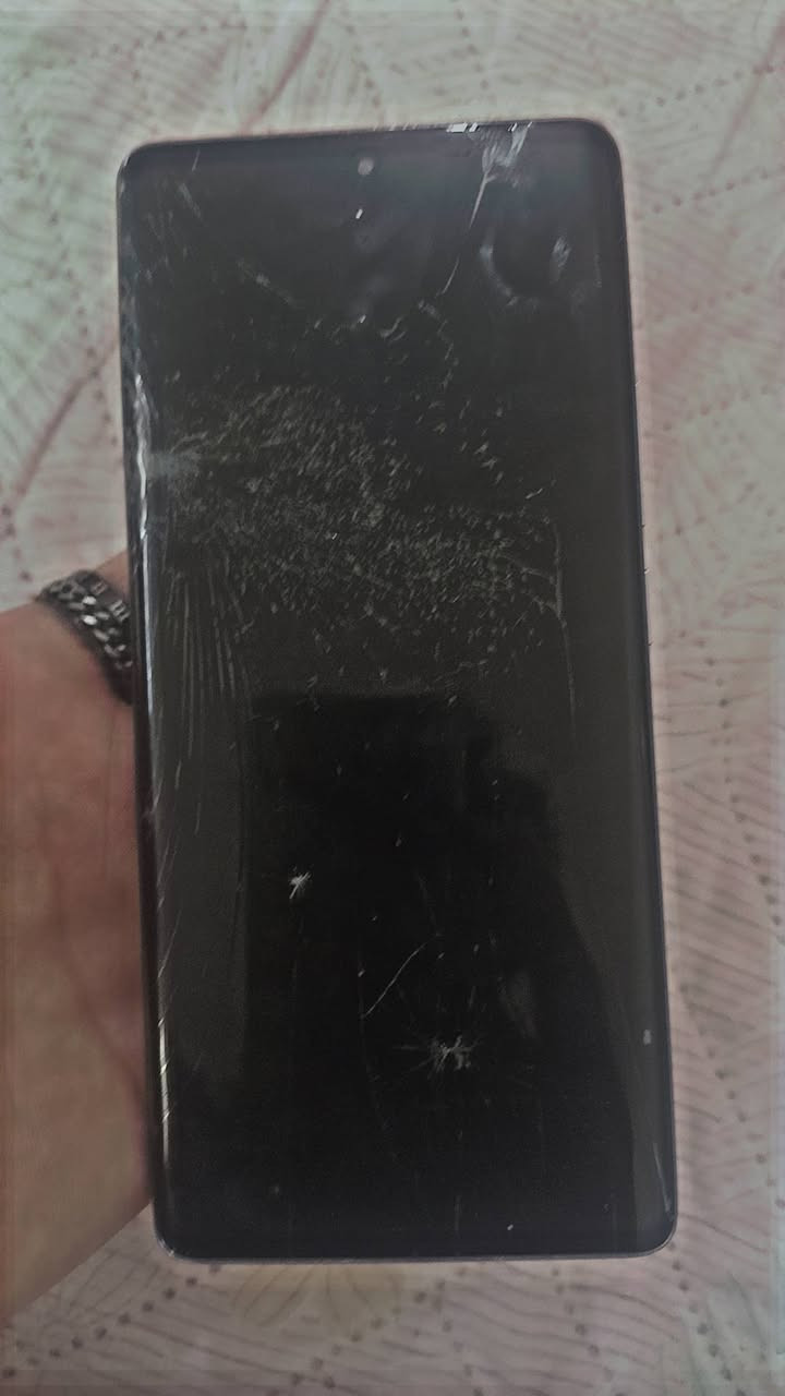 السلام عليكم ورحمة الله وبركاته
ريدمي نوت 14برو 4G
الذاكرة 512
الرام 12+12
كامرة 200mp
البطارية 5000
بصمة شغالة لمسة 
 يدعم شحن سريع 67 W
شرط ما بي إي طبع او شي بل شاشة 
بس الكلاس مكسور وما ماثر على المس مثل ما موضح بل فيديو 
السعر 265 بي مجال بسيط 
التوصل *********** 
متوجد على الفيس

