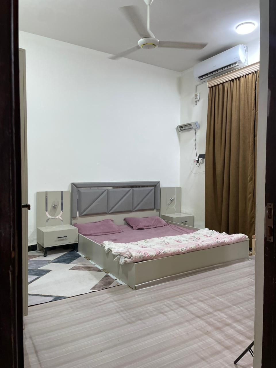 بيت للبيع في مجمع ابن يقطين غرفتين وصاله واستقبال ومطبخ وحمام داخلي وخارجي حر غير مطلوب للاستفسار الاتصال على ***********
