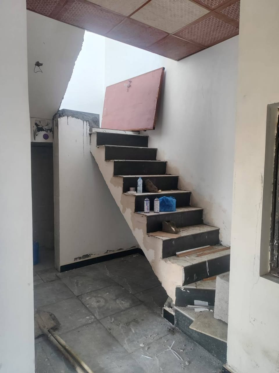 تحية طيبة يوجد لدينا بيت مساحة 100متر مربع 10في10
سعر 45مليون تسليم مباشر في ابو خصيب ابو جوزي يبعد كيلو عن الشارع السايدين يحتوي على غرف نوم و صاله و مطبخ و صحيات و ستقبال 
نوع العقار وقف وقف سني مسجل 
ستفسار ابو عباس ***********
