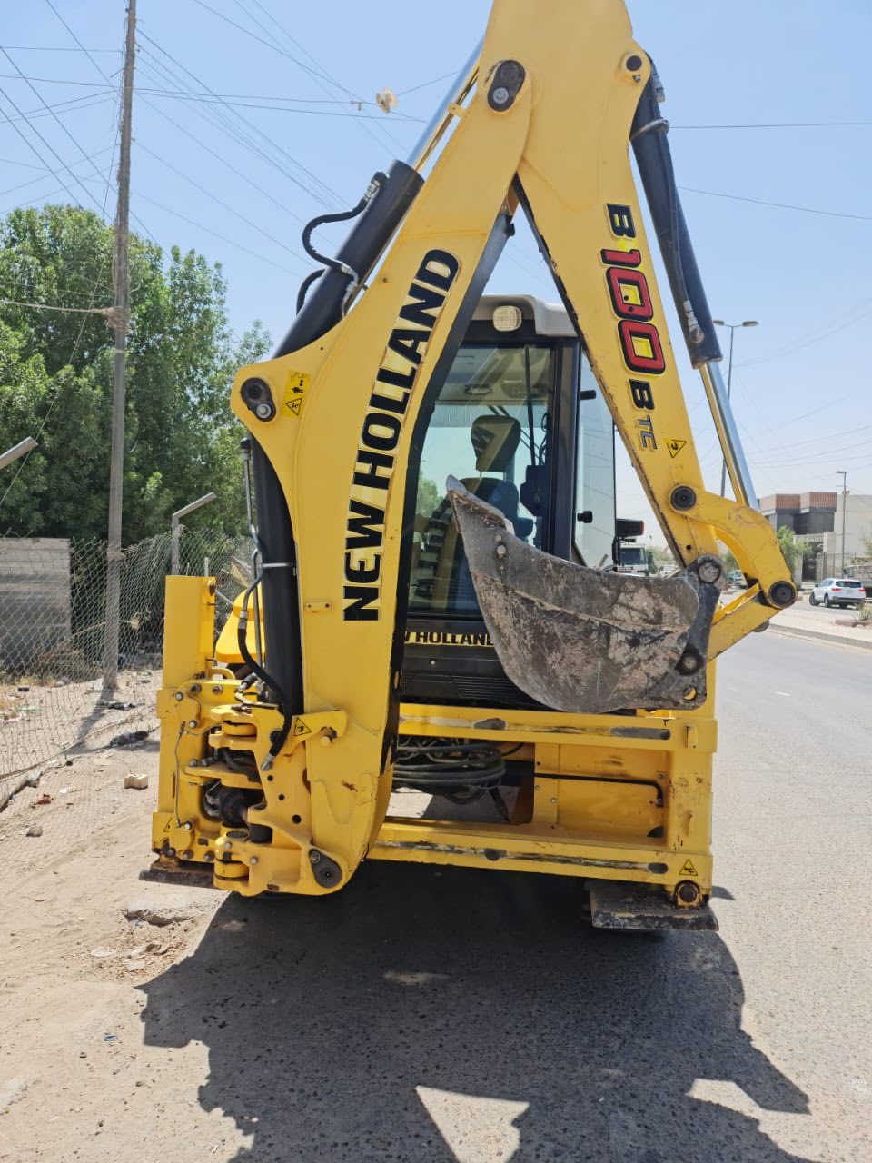 لسلام عليكم حفاره للبيع نيو هولند حجم 100 كفاله عامه جديده مشتغلهه 3000 ساعه موديل 2014 جاهزه من كلشي رقم كربلاء مشروع وطني مكان بغداد حي اور للاستفسار اكثر ***********
