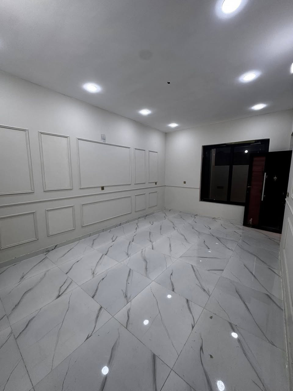 🏡 دار للبيع 🏡
📍 الموقع:
بانوراما – سلمان باك – المدائن / بغداد
مقابل مدرسة سعد الإعدادية
قريب من شارع المعارض
🏠 الدار ركن، موقع مميز وسكن راقي!
📐 المساحة: 130 متر
📜 الطابو: ملك صرف
✨ تفاصيل الدار:
• غرفة 1: 10 × 4 متر، مع حمام داخلي (نظام سويت)
• غرفة 2: 8 × 4 متر، مع حمام داخلي (نظام سويت)
• غرفة 3: 4 × 4 
• الاستقبال: 6.5 × 4 متر
• الصالة: 8 × 4 متر
• المطبخ: 4 × 4 متر، مع لوح هندي من شركة إيتاك
• الحمام الرئيسي الداخلي: 4 × 2.5 متر
• 4 حمامات داخلية بشكل عام
• أرضيات بورسلين شركة إيتاك
• قياس الأرضية 80 × 80
🔌 الكهربائيات: من شركة العقبة الأردنية، متكاملة وجاهزة
🚽 المجاري: من شركة أمل الشريف المصرية، بأعلى جودة
📲 للاستفسار والمشاهدة:
واتساب أو اتصال: ***********
