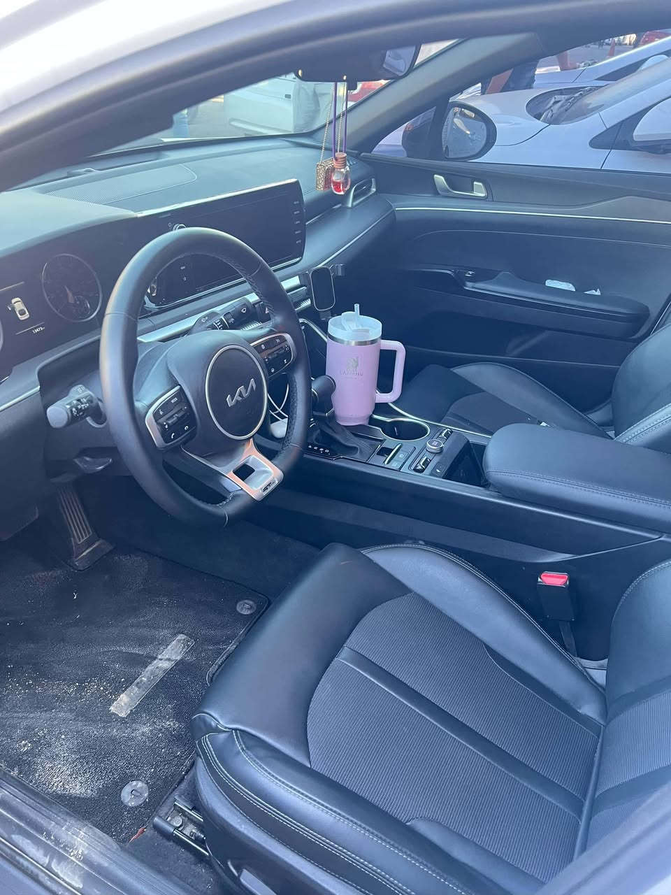 سلام عليكم Kia k5 2024 gt line 
السياره ماشيه 10 الف ميل 
ضرر السياره ربع بوند والجاملغات الاماميه بارد 
السياره فحص موقت المنفيست باسمي 
مواصفات السياره فول عدا الفتحه
سعر 180 بيها مجال بسيط 
للتواصل ***********
