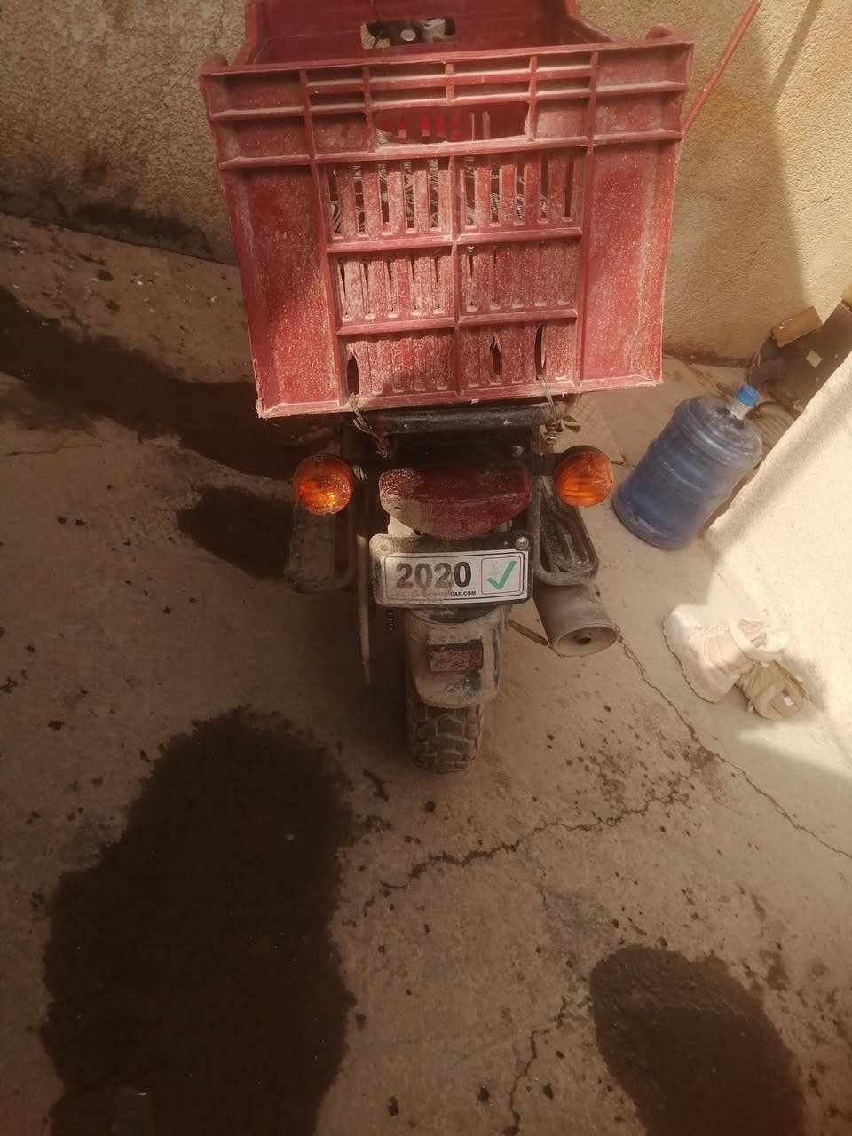 السلام عليكم.... من بعد أدمن الكروب الطيب...... بوكسر موديل 20 كلاسك أوراق فقط بسمي.عندي تانكيها  البانزين إسم زرف من جوة بس من افول ها اتضل تنزل بس بصورة قليل جدا
أيدها 800 وبيها مجال الى700 حك الجية
هذا رقمي. ***********
